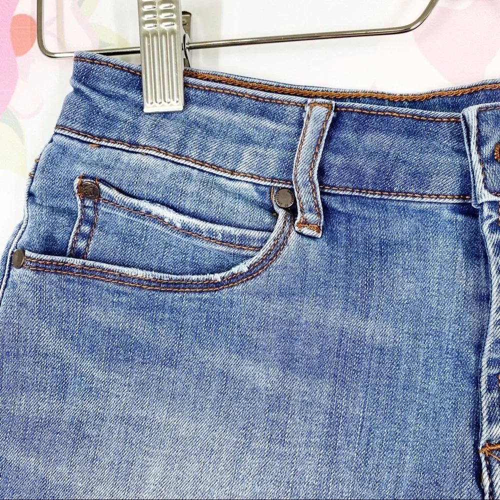 Articles of Society Distressed Cut Off Medium Wash Denim Jean Shorts 26